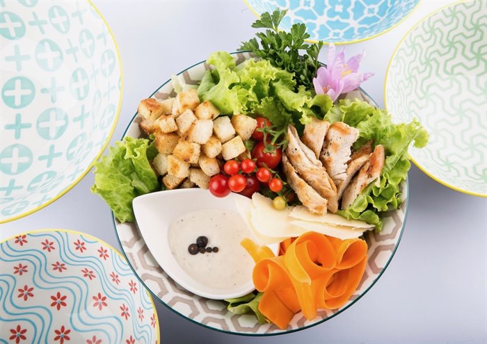 SECONDI PIATTI - CAESAR SALAD SALAT GEGRILLTE HAEHNCHEN GEROSTETES BROT KAESESPLITTER UND CAESAR SAUCE - 1,7