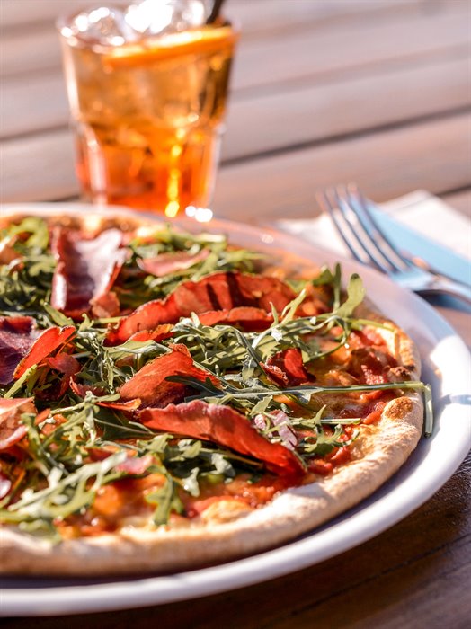 PIZZE - TOMATENSAUCE, MOZZARELLA, RUCCOLA, HIRSCH BRESAOLA