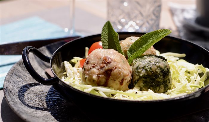 i primi piatti dello Zirmo - 3 SEMMELKNÖDEL (SPECK/SPINAT/PFIFFERFLINGE) AUF ROTKOHL MIT PARMESANKÄSE, BUTTER - 1,3,7