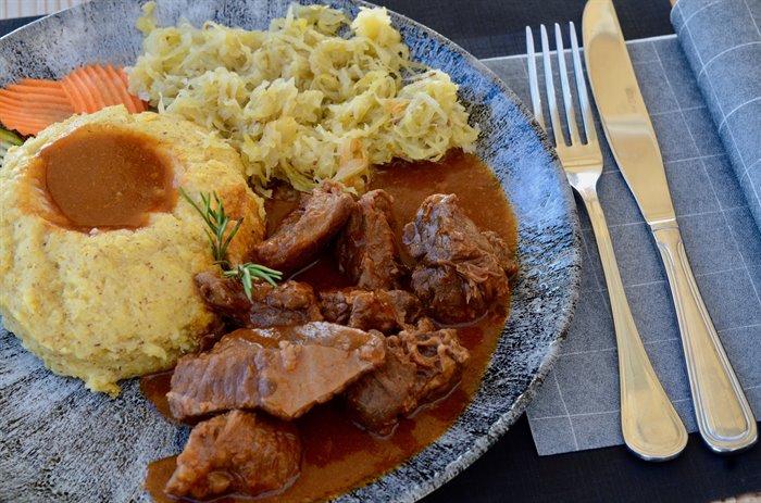 TYPISCHE GERICHTE - PIATTO ALPINO - POLENTA RINDGOULASCH sauerkraut