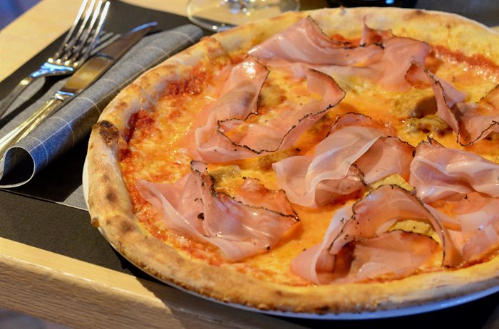 PIZZE - EL ZIRMO - TOMATENSAUCE, MOZZARELLAKAESE, SPECK, PILZEN