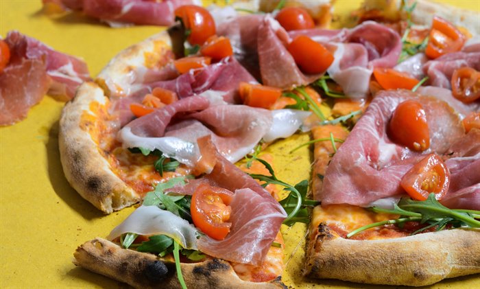 PIZZE - ITALIA - Tomate, Mozzarella, Rohschinken, Rucola und Cherrytomaten