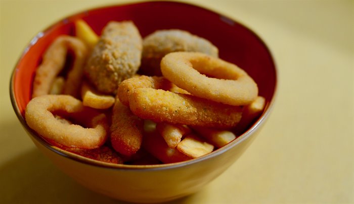 SECONDI PIATTI - Frittierte Mischung (Zwiebelringe, Mozzarella-Sticks, frittierte Jalapenos und Pommes frites) - 137