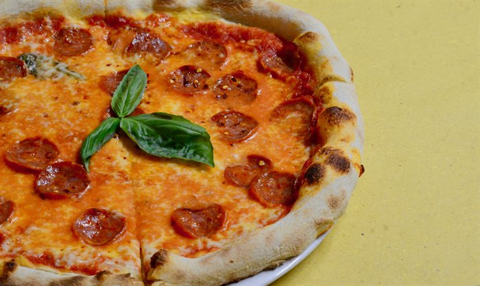 PIZZE - TOMATENSAUCE, MOZZARELLAKAESE, SCHARFER SALAMI, SCHARFER PFEFFER