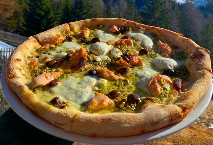 PIZZE - SALMON - LACHS, BUFFEL MOZZARELLA, PISTAZIENPESTO UND OLIVEN