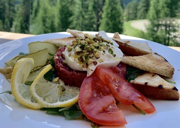 VORSPEISEN - TARTARA AUS Trentino SALATFLEISCH MIT BURRATA UND Bio-Cardoncelli-Pilzen - 1,7