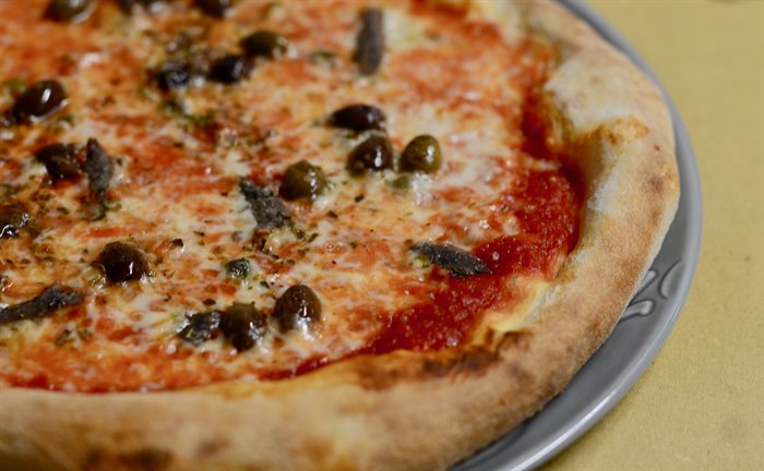 PIZZE - SICILIANA - TOMATEN, MOZZARELLA, KAPERN, OLIVEN, SARDELLEN UND OREGANO