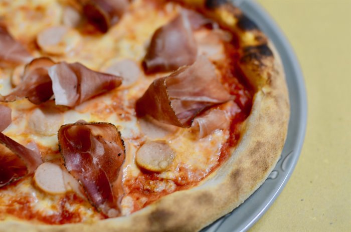 PIZZE - TIROLESE - TOAMTENSAUCE,MOZZARELLAKAESE,WURSTEL,SPECK