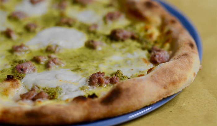 PIZZE - PIZZA BRONTE - MIT BUFFELMOZZARELLA, PISTAZIENPESTO UND WURSTSCHEN