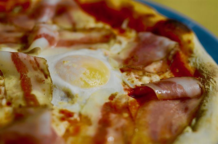 PIZZE - TOMATENSAUCE, MOZZARELLAKAESE, EI, GUANCIALE, PARMESANKAESE
