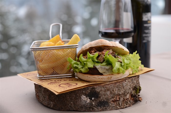 BURGERS  - WILD BURGER: PANE Laugen, BURGER DI CERVO, FUNGHI, FORMAGGIO, INSALATA E PATATE FRITTE - 17