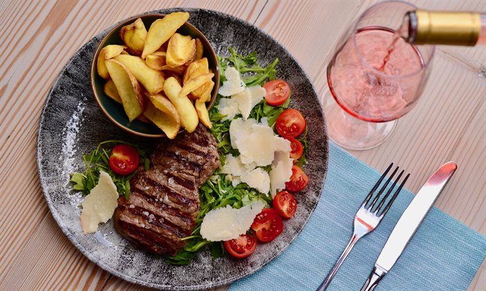 SECONDI PIATTI - TAGLIATA DI MANZO NOSTRANO 250GR ALLA GRIGLIA CON RUCOLA, POMODORINI, GRANA, OLIO EVO E patate - 7