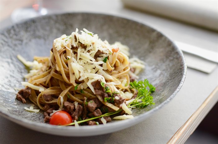 i primi piatti dello Zirmo - Fettucine di segale al ragù di cervo con fiocchi di Cuor di Fassa - 1,3,7