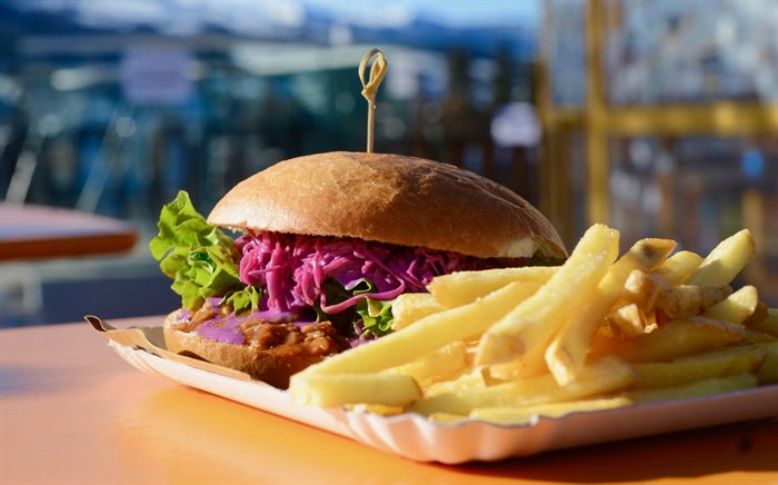 BURGERS  - Pulled Pork Burger con patatine (pane, pulled pork, cappuccio rosso, salsa allo yogurt e barbecue)